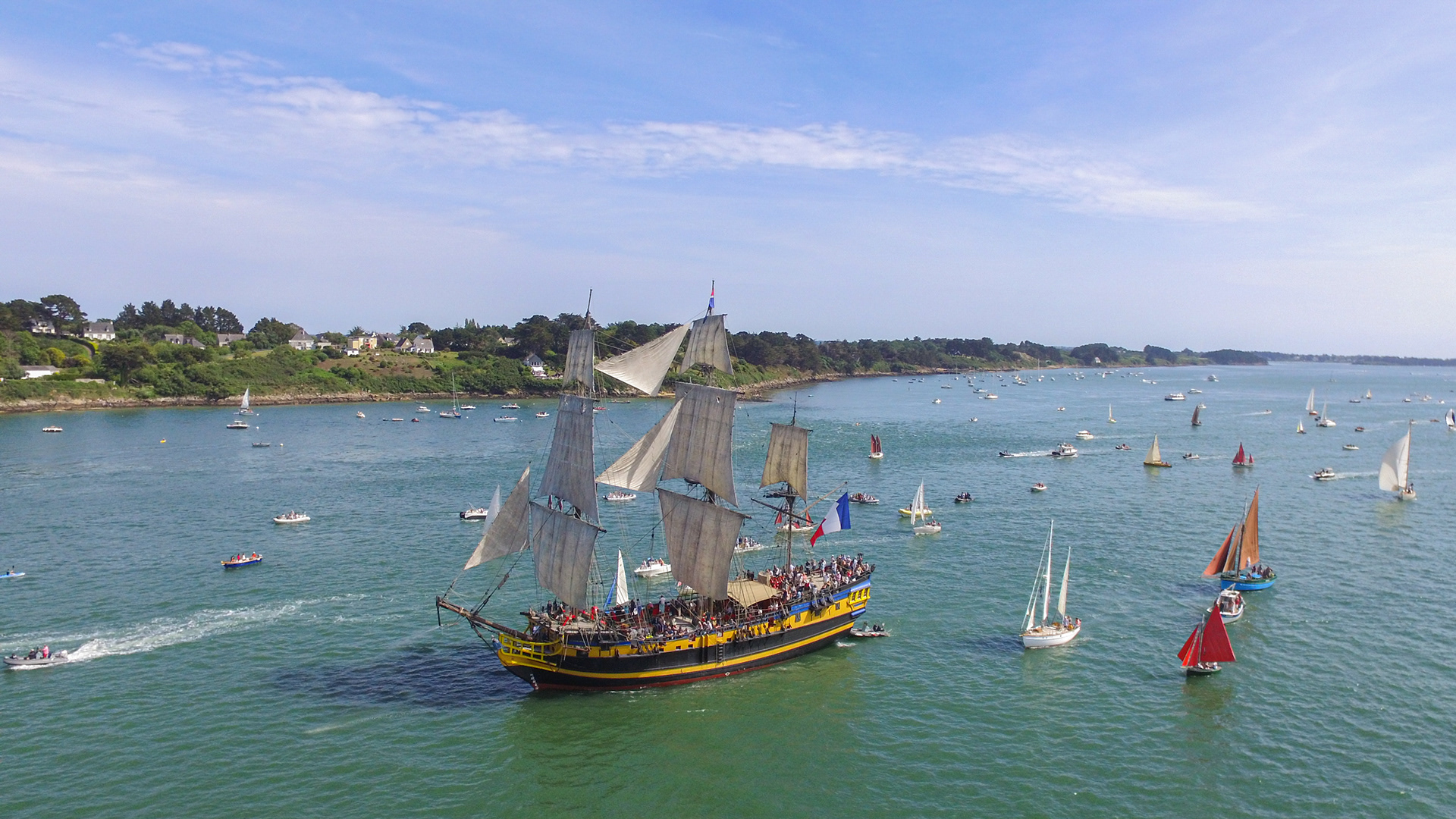 Vieux gréement naviguant parmi les voiliers du golfe du Morbihan