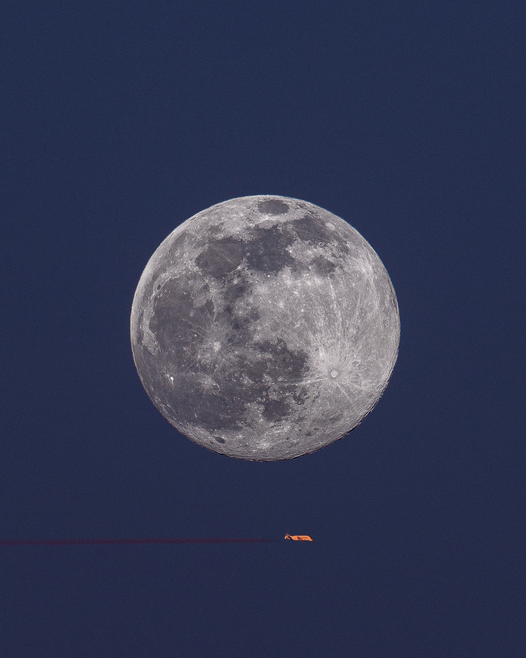 Pleine lune détaillée dans un ciel bleu profond
