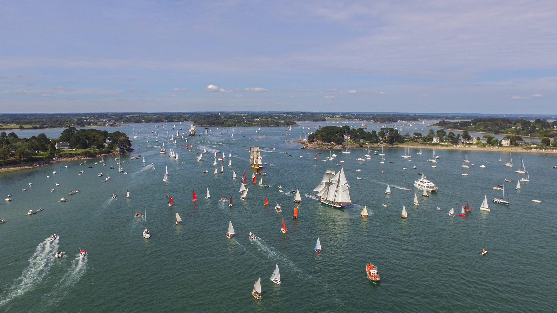 Régate de voiliers dans le golfe du Morbihan vue du ciel
