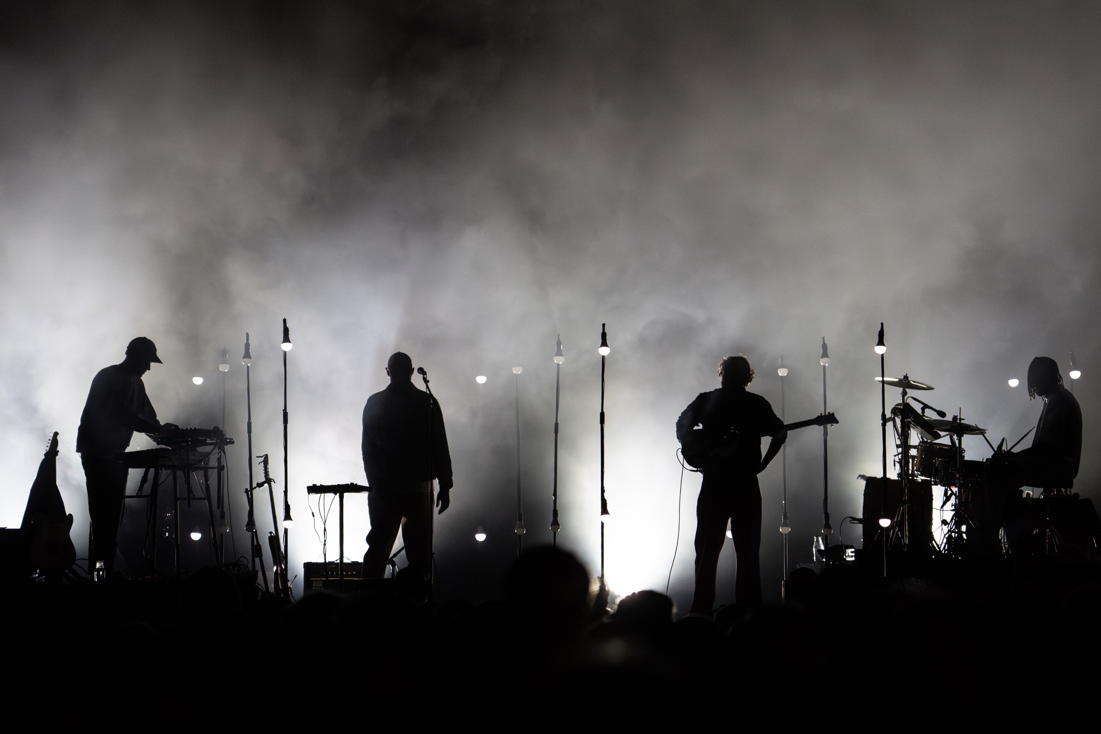 Artistes en silhouette sur une scène de concert