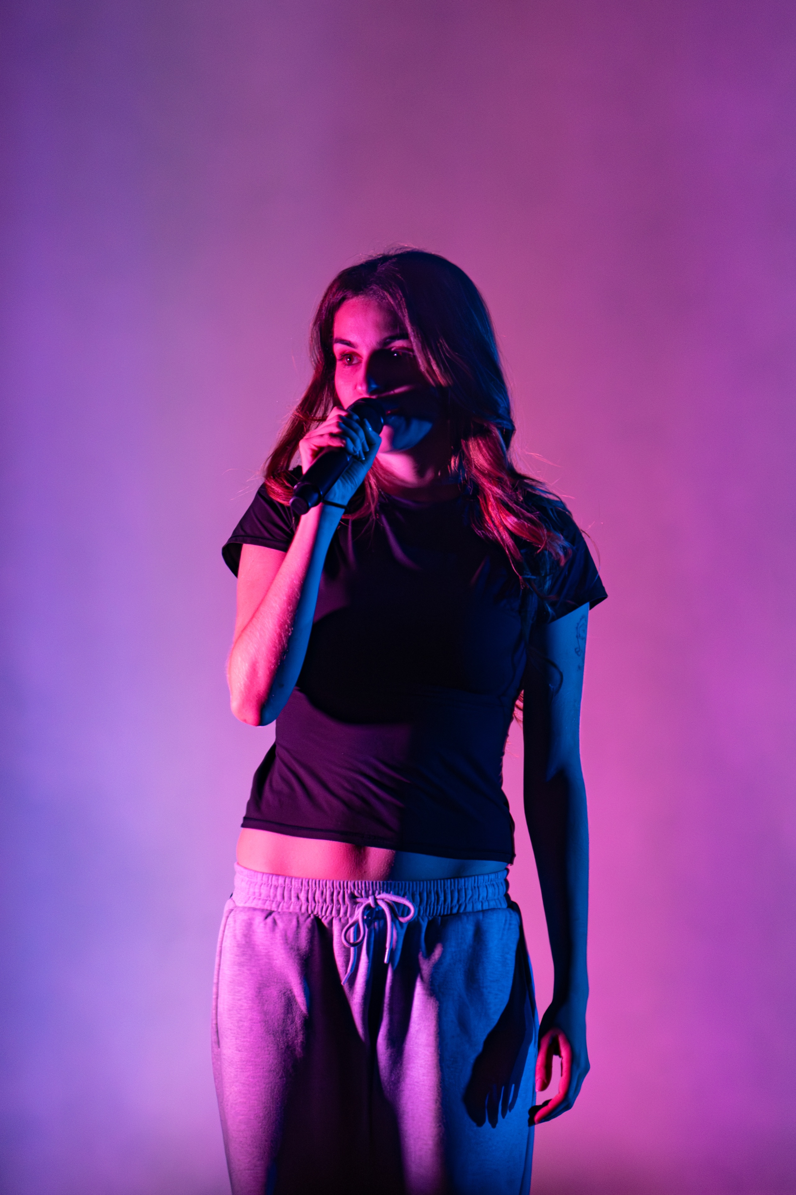 Musicien photographié sur scène dans l’atmosphère d’un concert