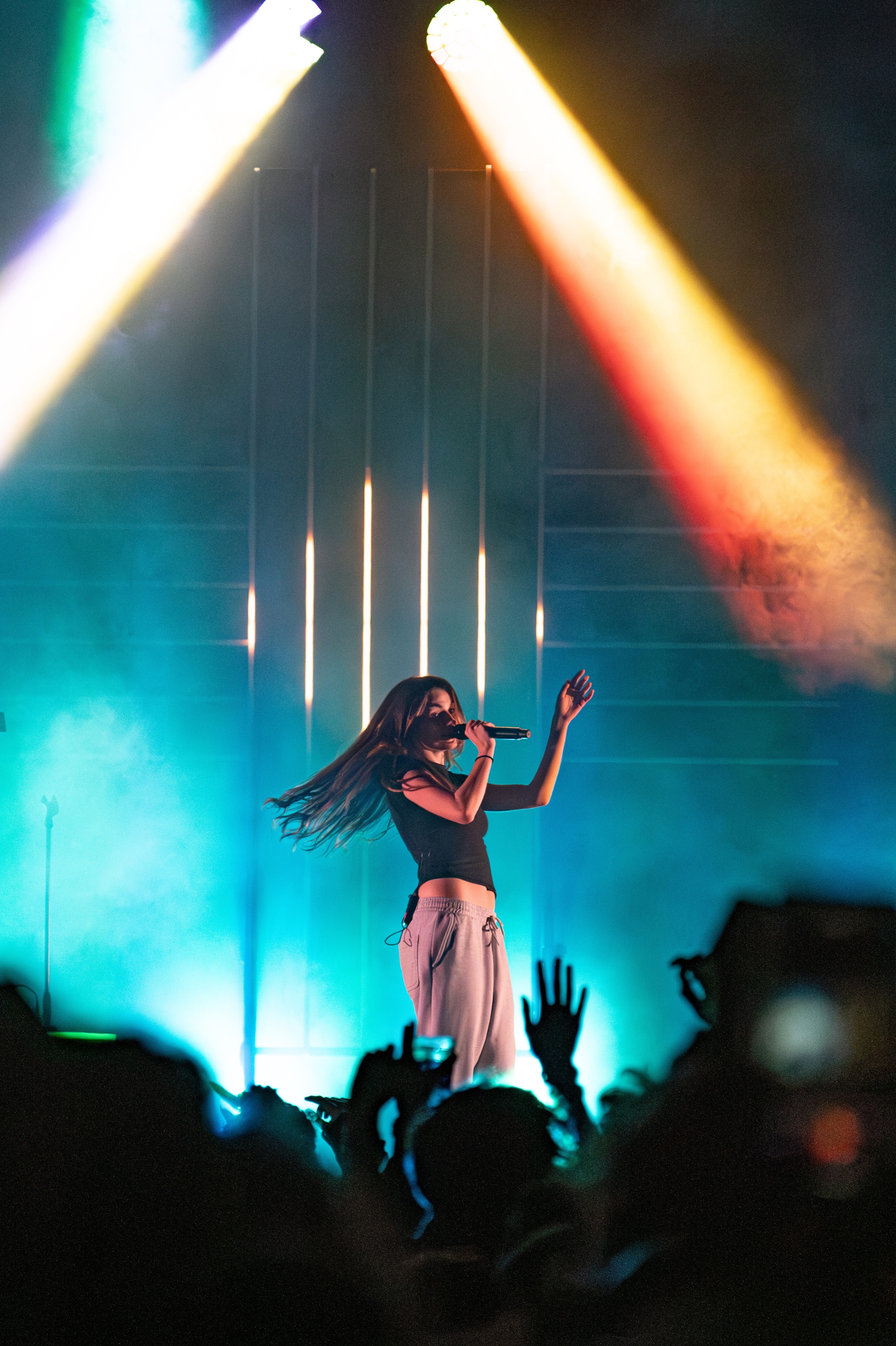 Artiste en mouvement pendant une performance musicale live
