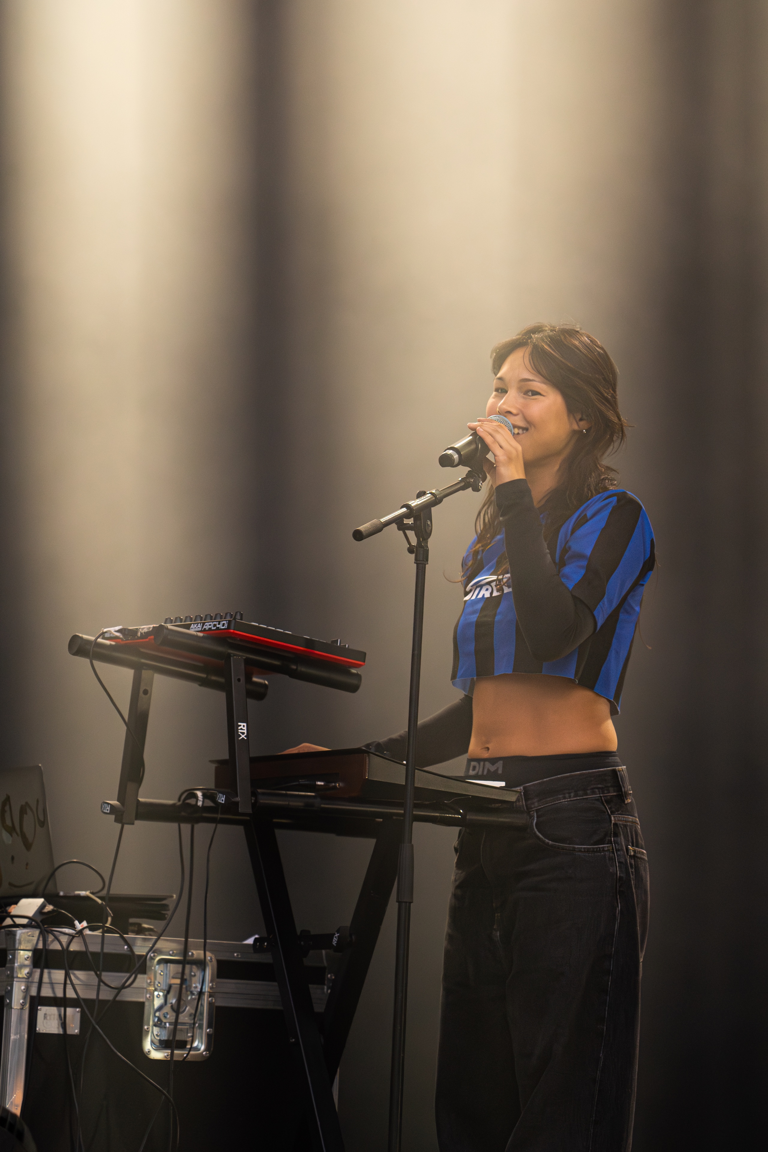 Artiste éclairé sur scène au cœur d’un concert