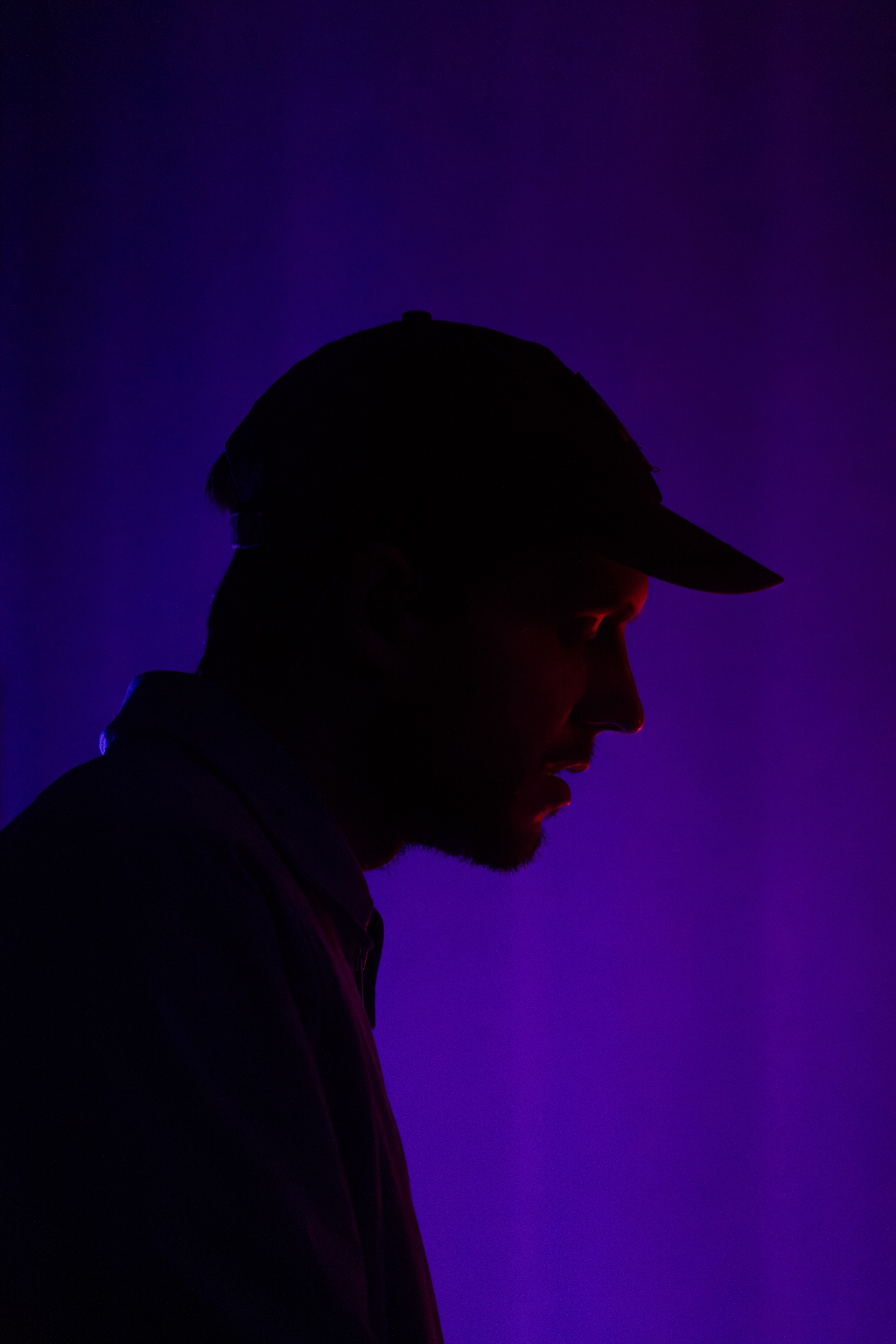 Performance live photographiée sous les lumières de scène