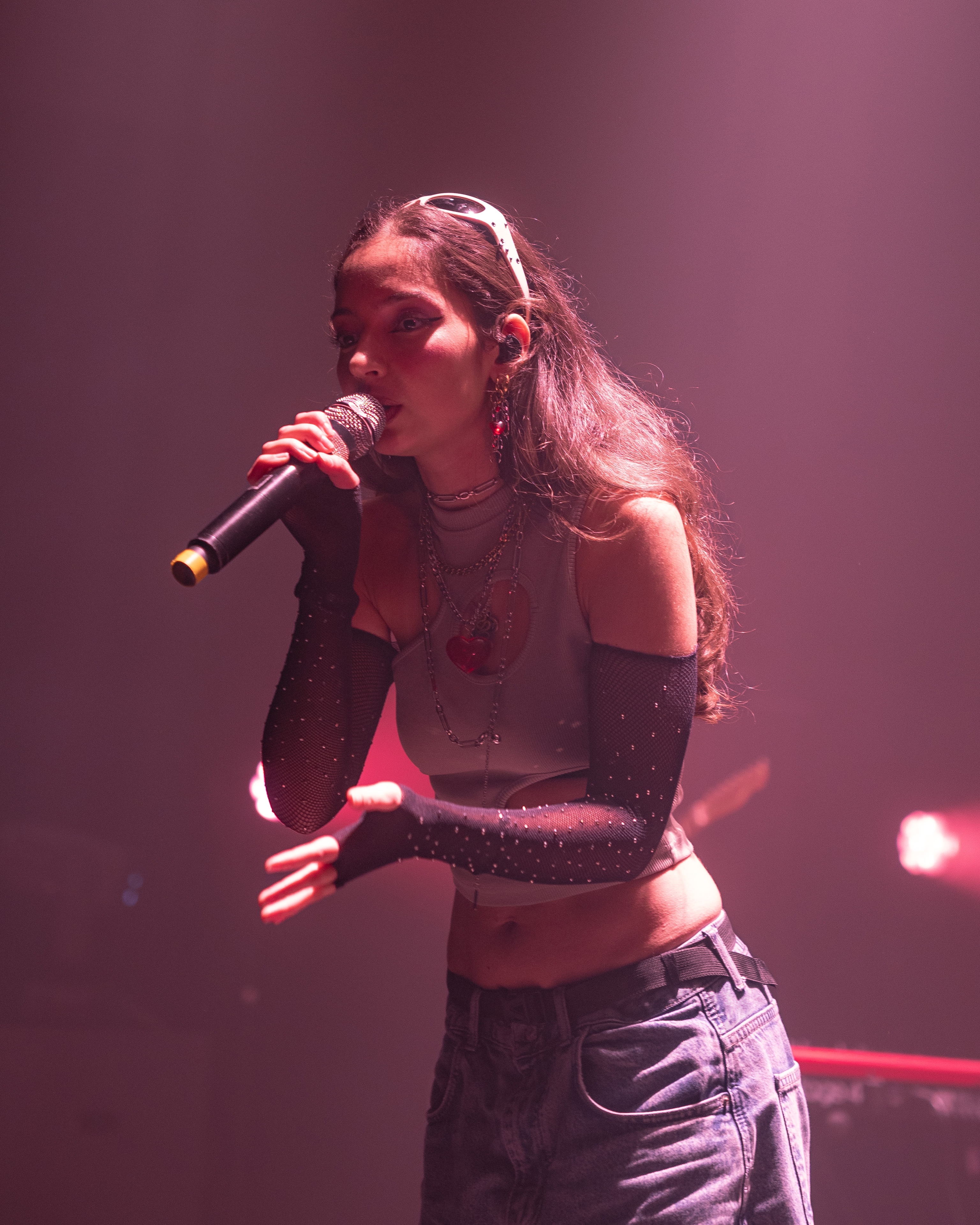 Portrait d’artiste pendant une performance en concert