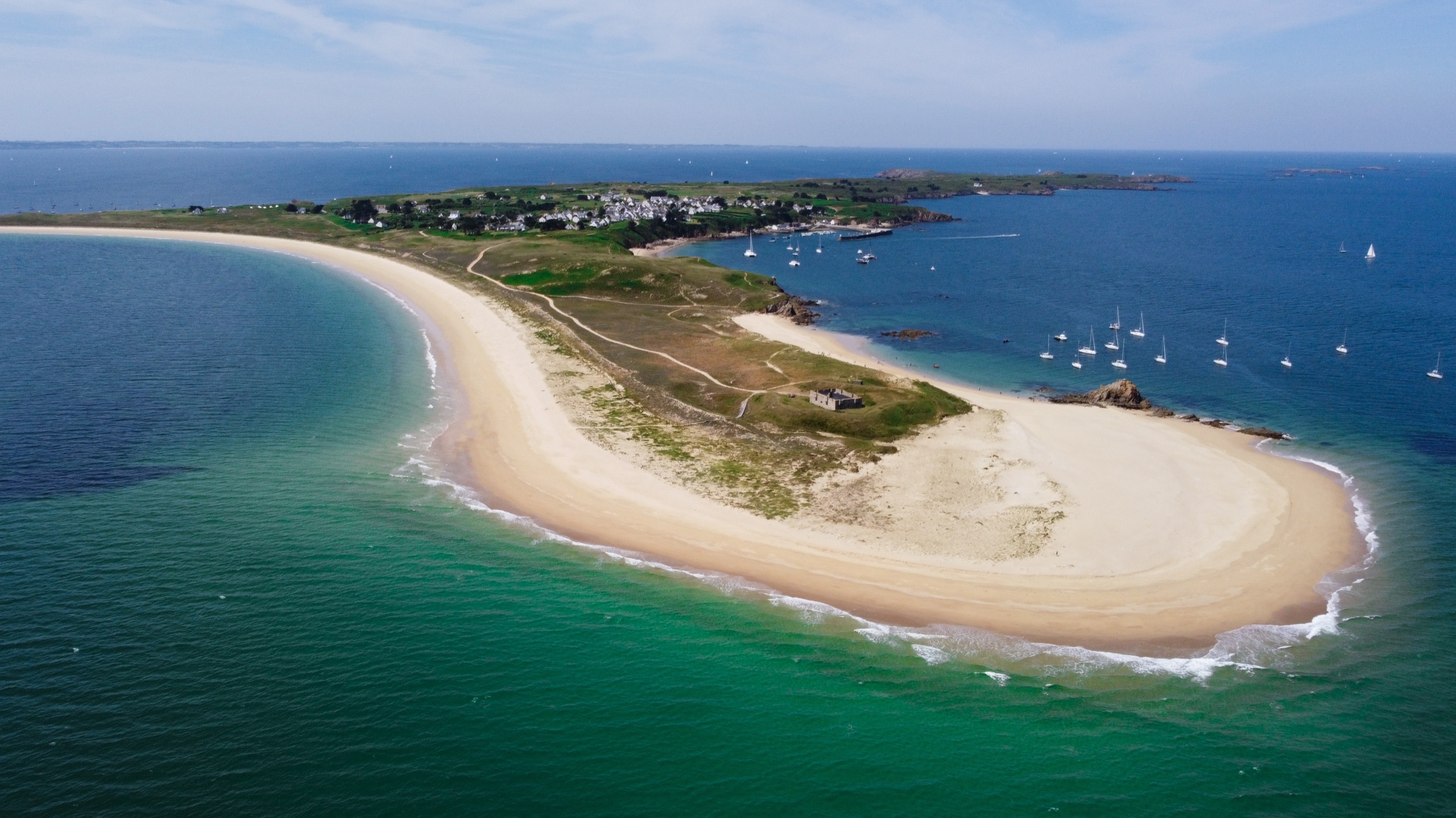 Grande plage et eaux turquoise d’une île bretonne vues du ciel
