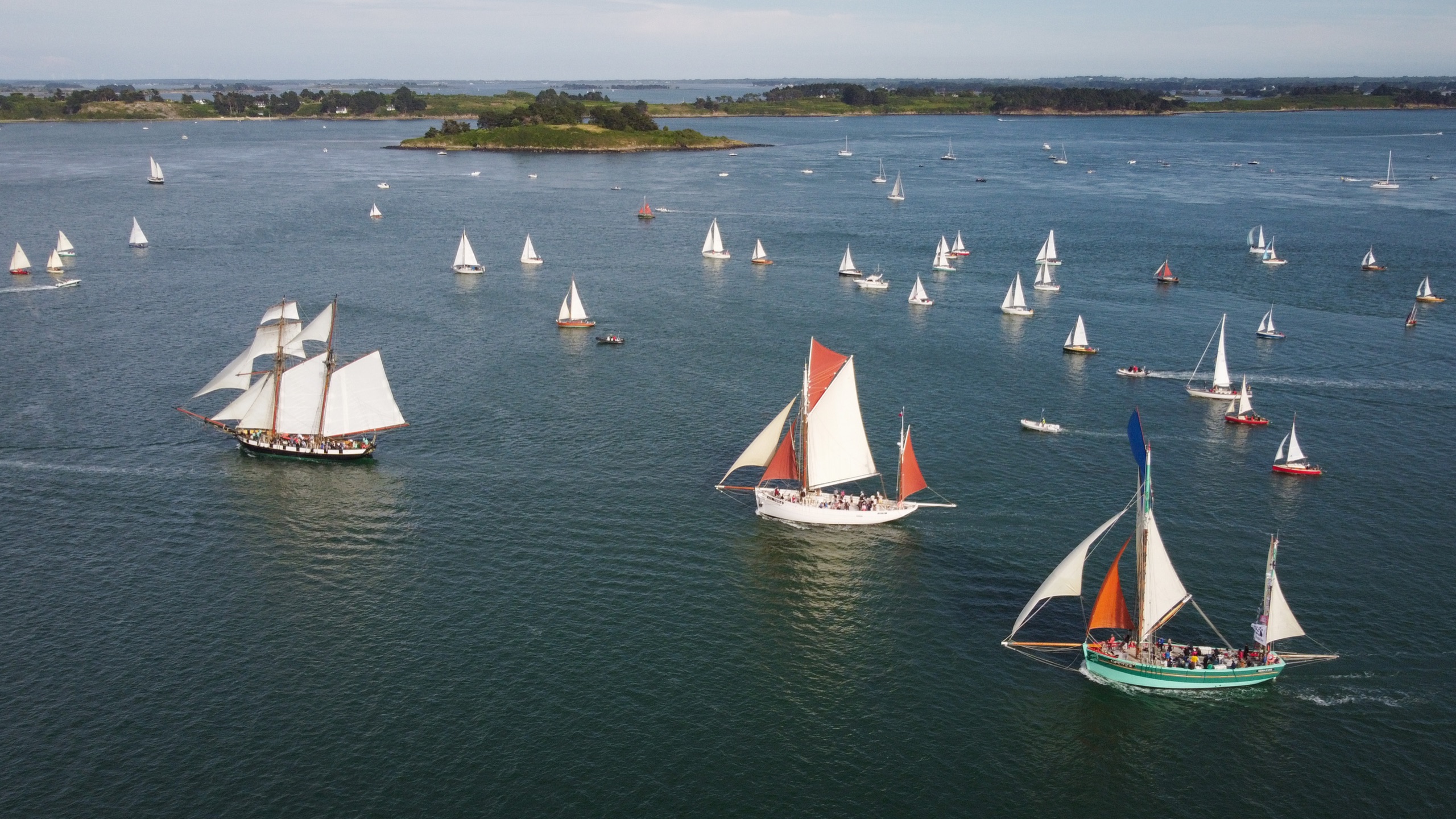 Flottille de vieux gréements et voiliers dans le golfe du Morbihan vue du ciel